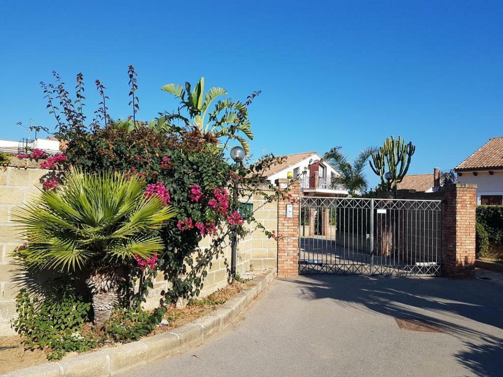 Вілла Mansarda Camelie Via Dei Normanni, 45 Кампофеліче-ді-Роччелла Екстер'єр фото
